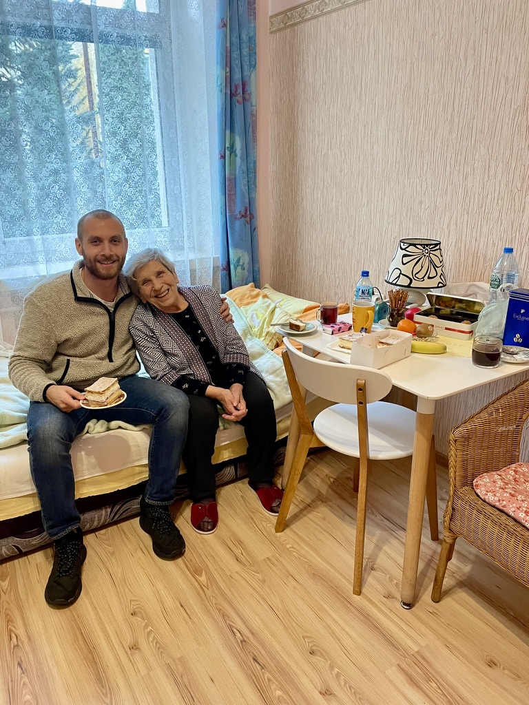 Kacper z jego babcią